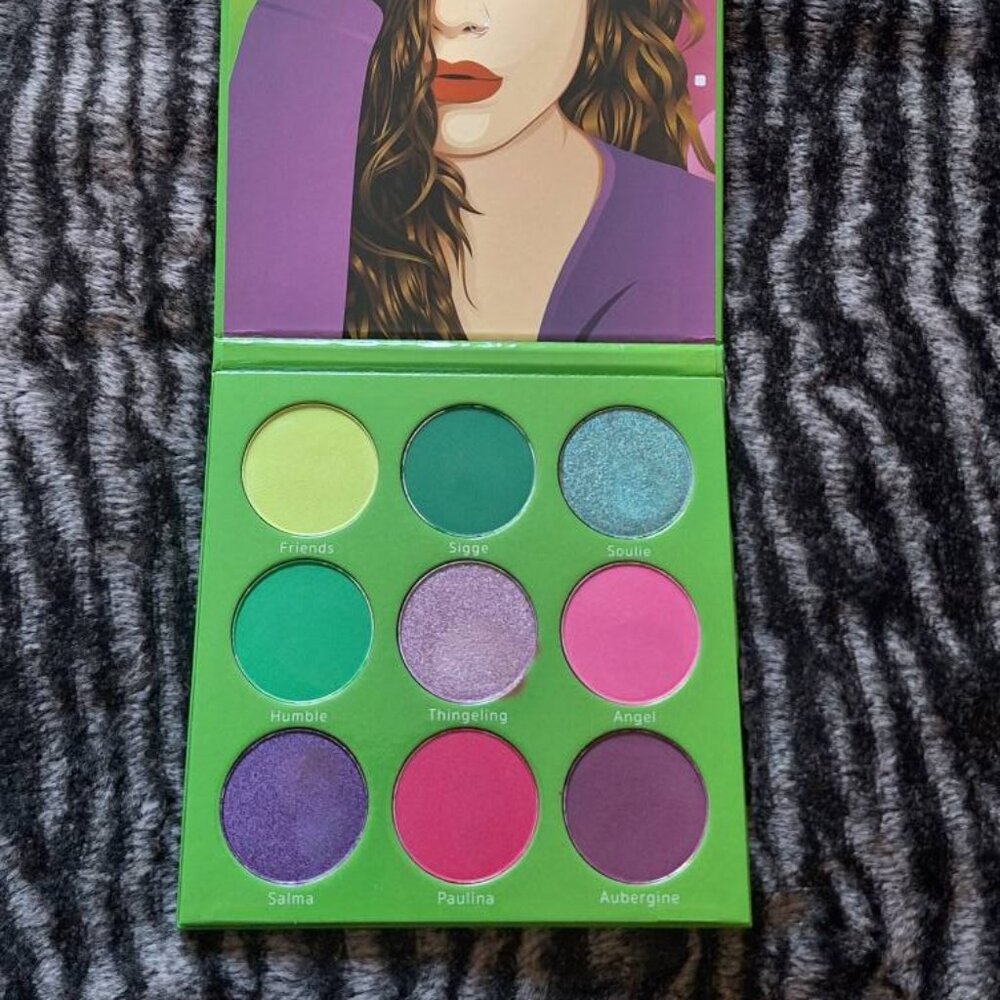 🌸 Listing 1: Blush Tribe – “Paulina” Eyeshadow Palette (Limited Edition)